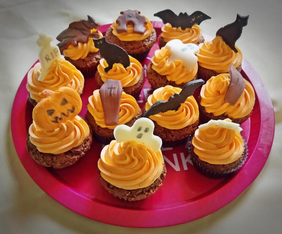 Halloween muffinok tálcán