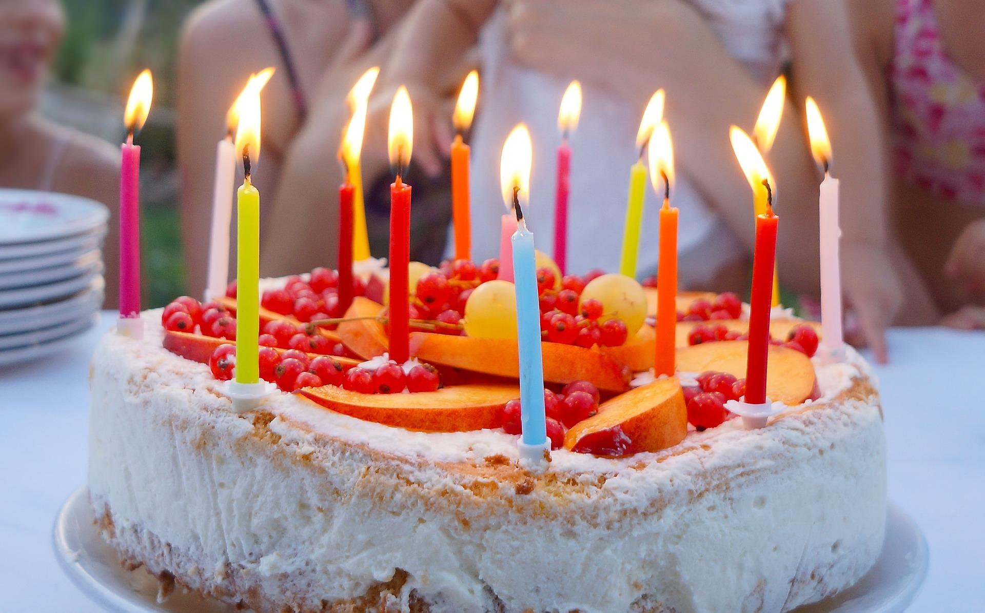 szülinapi torta gyertyákkal