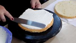 torta betöltése krémmel
