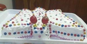 Pillangó torta nyalókával díszítve