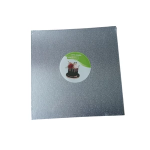 30*30 cm-es ezüst színű négyzet alakú vékony tortadob