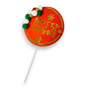 Karácsonyi torta beszúró-plüss gömbökkel