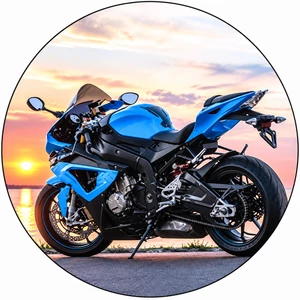 Kék motor a naplementében tortaostya
