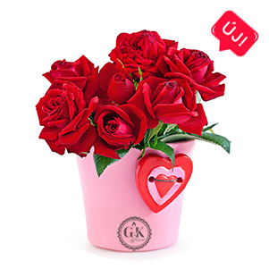 Vörös rózsacsokor vázában tortaostya