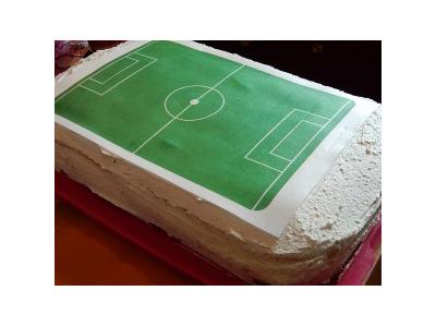 Focipálya torta ostya felhelyezése
