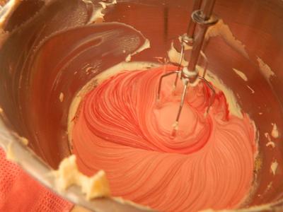 Ételfesték gél összekeverése a krémmel