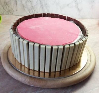 Kit Kat torta díszítése