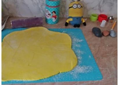 Fondant nyújtása Minion tortához