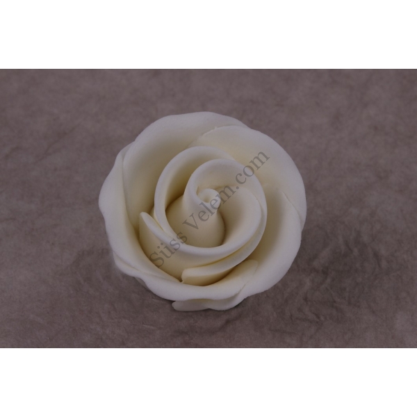 64 db közepes méretű fehér rózsa cukorvirág