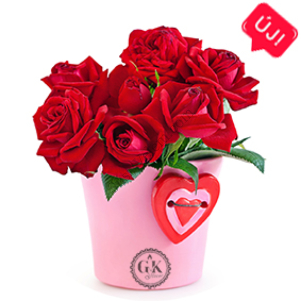 Vörös rózsacsokor vázában tortaostya