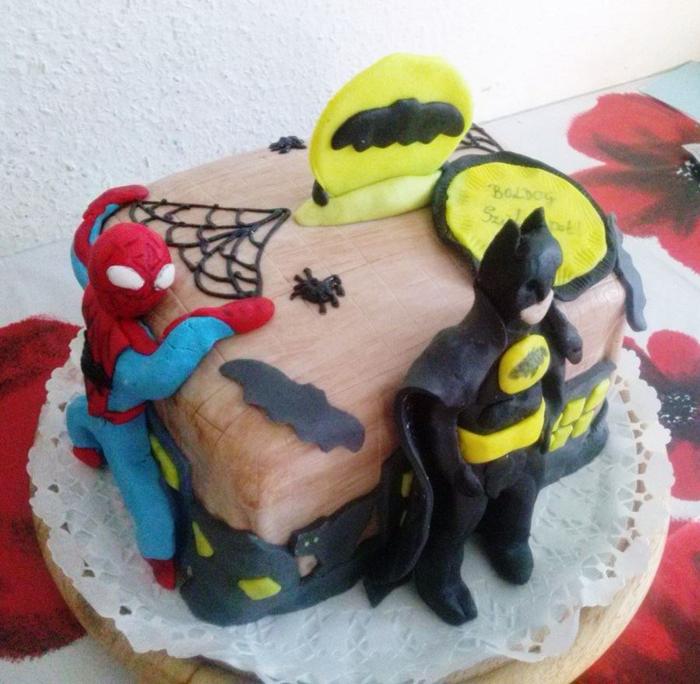 Pókember és Batman torta