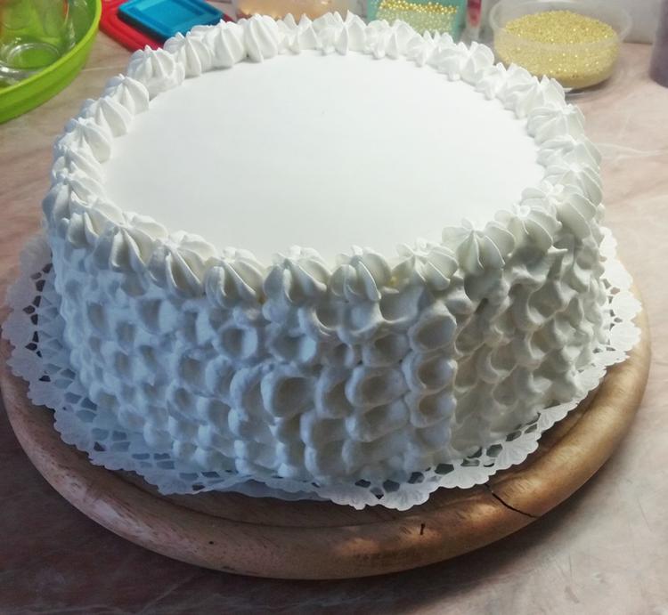 Pöttyös tortadíszítés